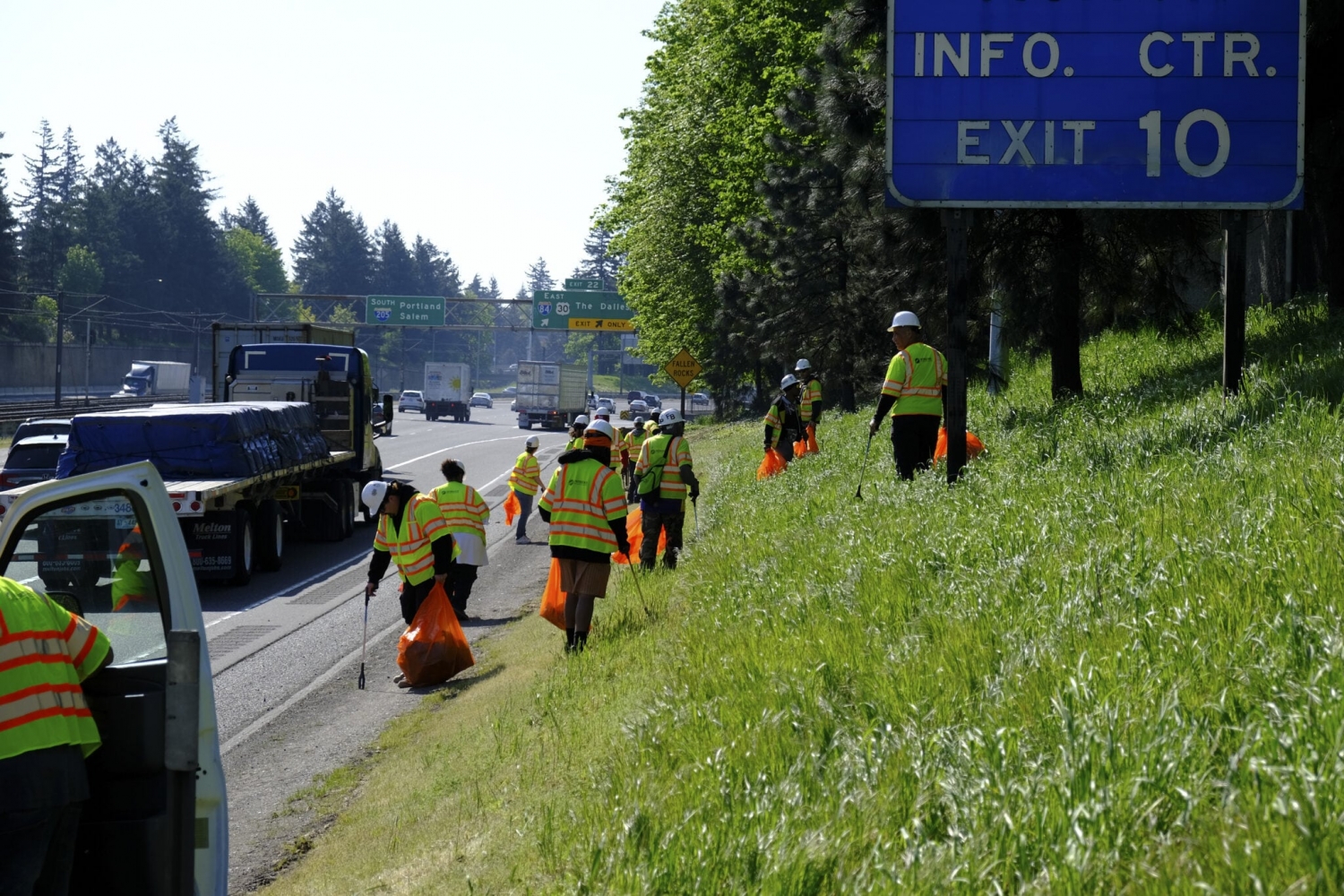 Oregon’s highway cleanup workers lose their jobs after transportation package fails