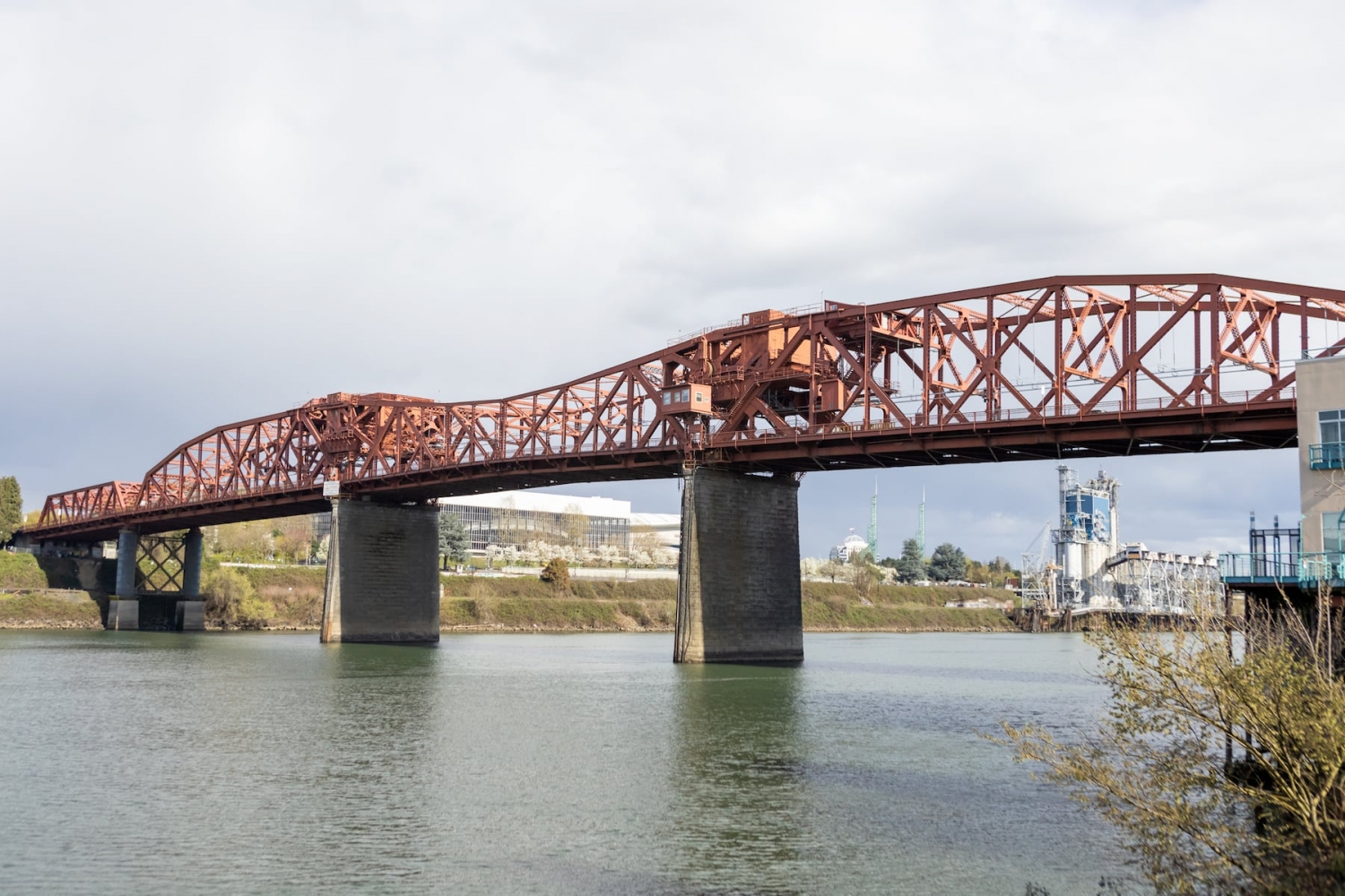 Sheriff’s office recovers body in the Willamette, near the Broadway Bridge