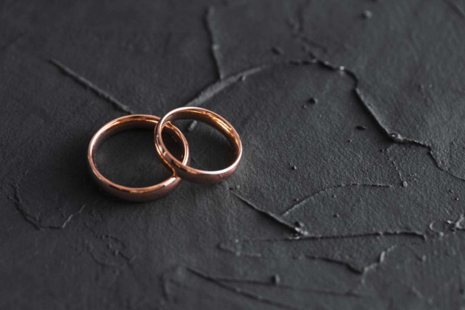 Dear Annie: My therapist said contemplating marriage should be exciting, happy. All I feel is trapped