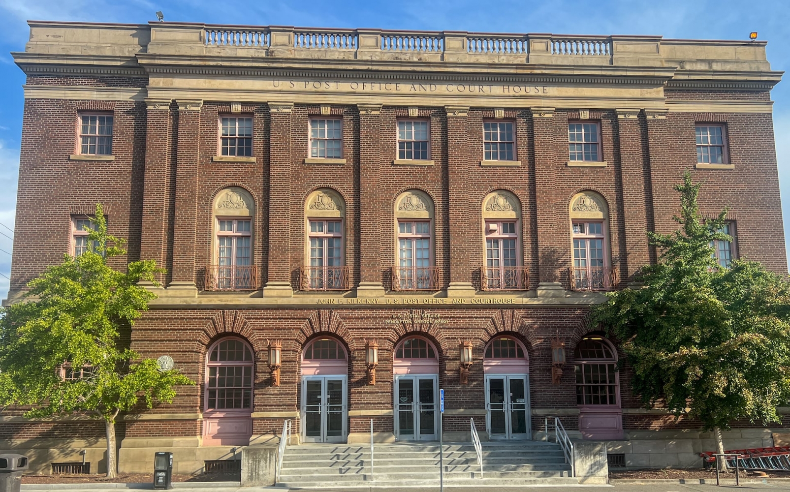Social worker sues Oregon ed district, alleging book ban violated first amendment