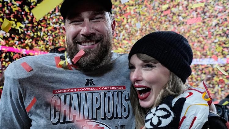 What does Taylor Swift's engagement ring look like?