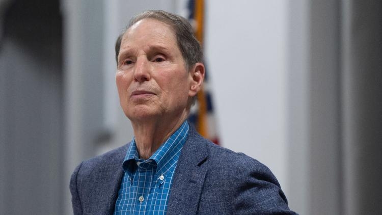 Trump administration plans to remove nearly 700 unaccompanied migrant children, Wyden says