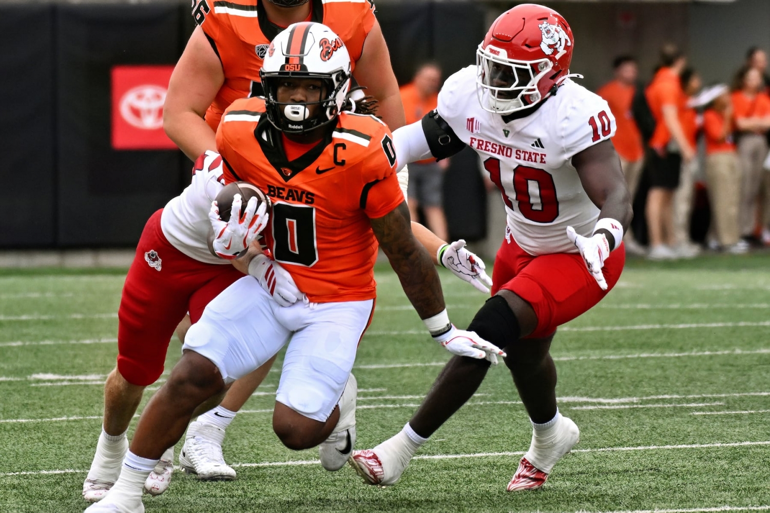 Watch: Oregon State’s botched snap leads to wild Fresno State touchdown