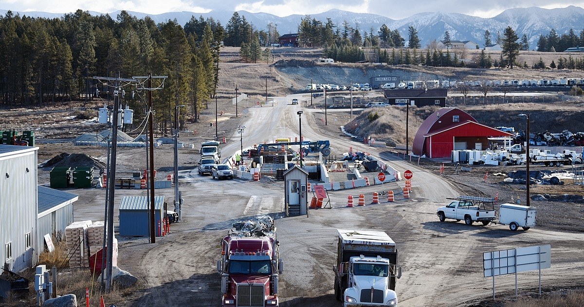 Crews collected more than 11K pounds of trash from U.S. 93 this summer