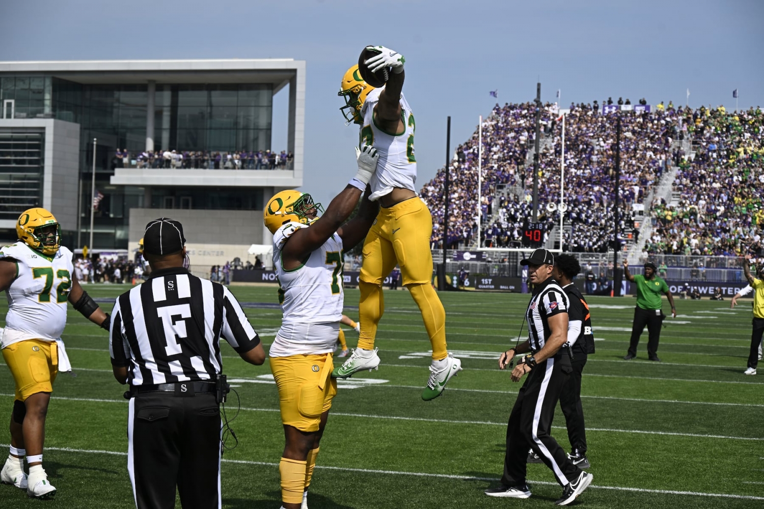 Dante Moore shows poise while leading No. 4 Oregon past Northwestern