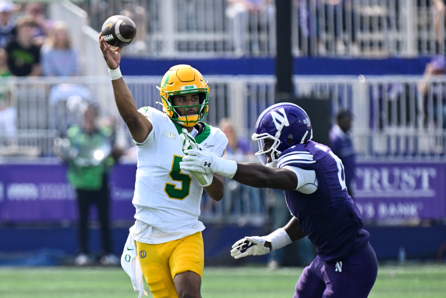No. 4 Oregon cruises past Northwestern 34-14