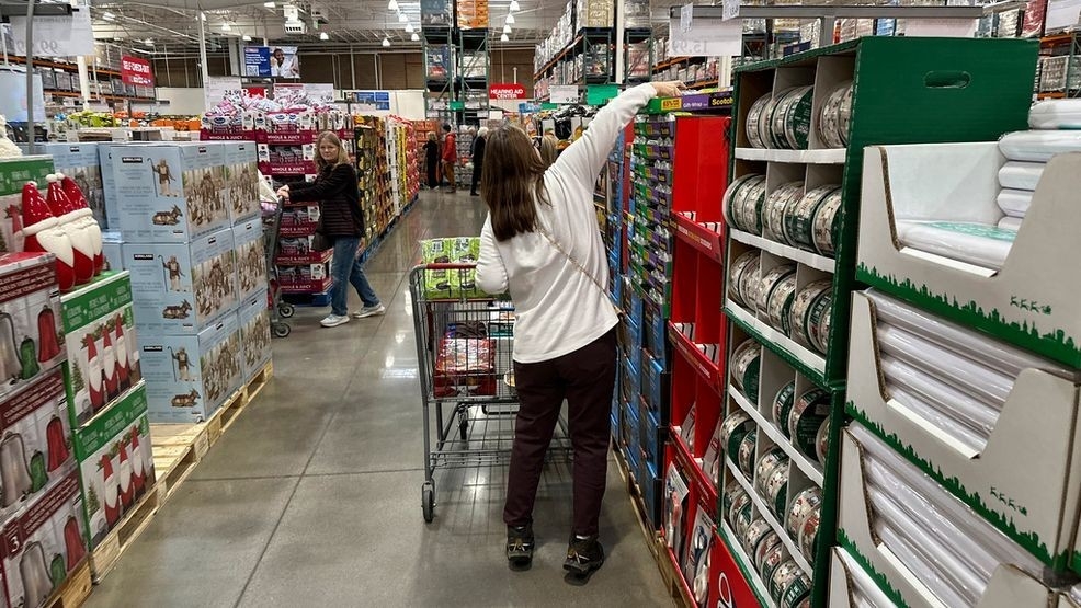 Retail sales beat expectations as Americans keep opening their wallets