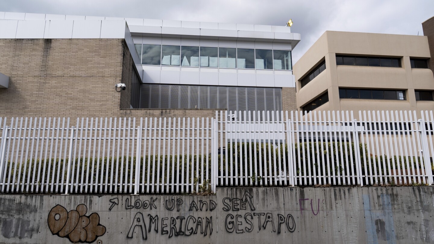Portland to issue land use violation notice to ICE building over alleged detention violations