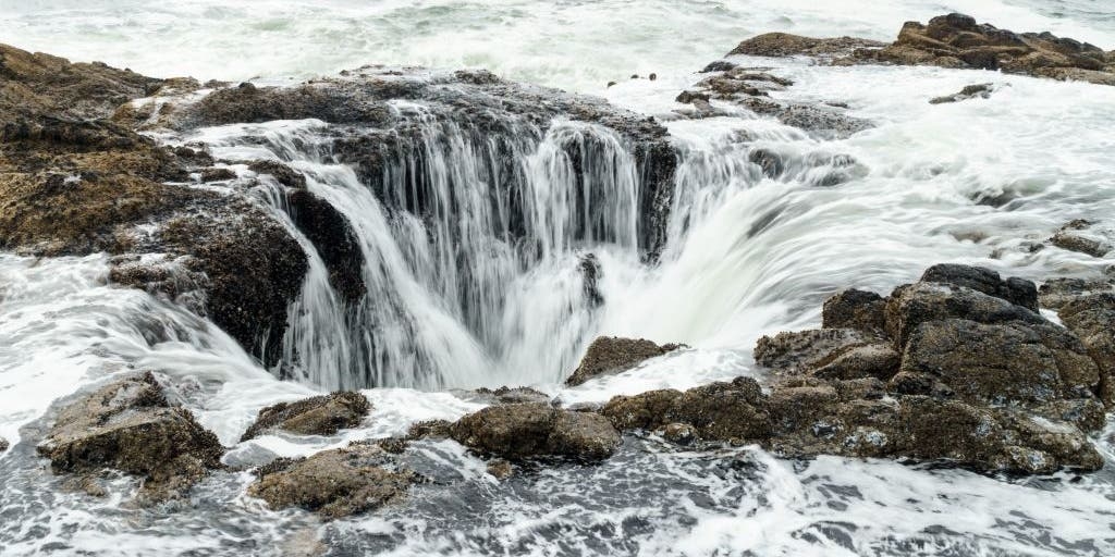 Man drowns after falling into deep ocean pit along the Oregon coastline