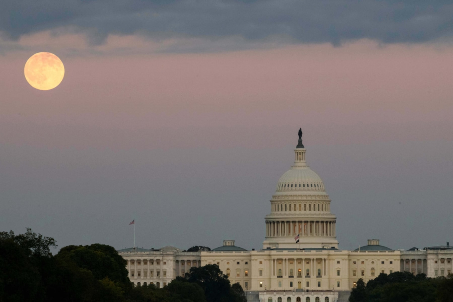 Trump administration threatens to deny back pay to furloughed federal workers