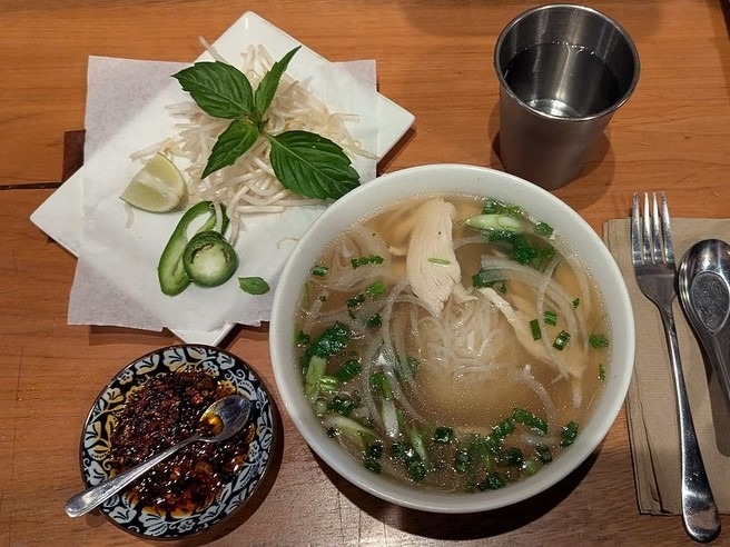 From cozy cafés to family-friendly diners and farm-to-table favorites, Albany’s restaurants serve up flavors for every taste. Whether you’re craving comfort food, fresh local ingredients, or international dishes, you’ll find it here.
Plan your next meal and explore Albany dining.
📷 Ba's Vietnamese by Melissa Whitney