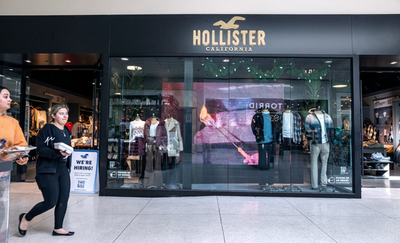 Nostalgic for mini skirts and low-rise jeans? Hollister is bringing its Y2K collection to another Oregon mall