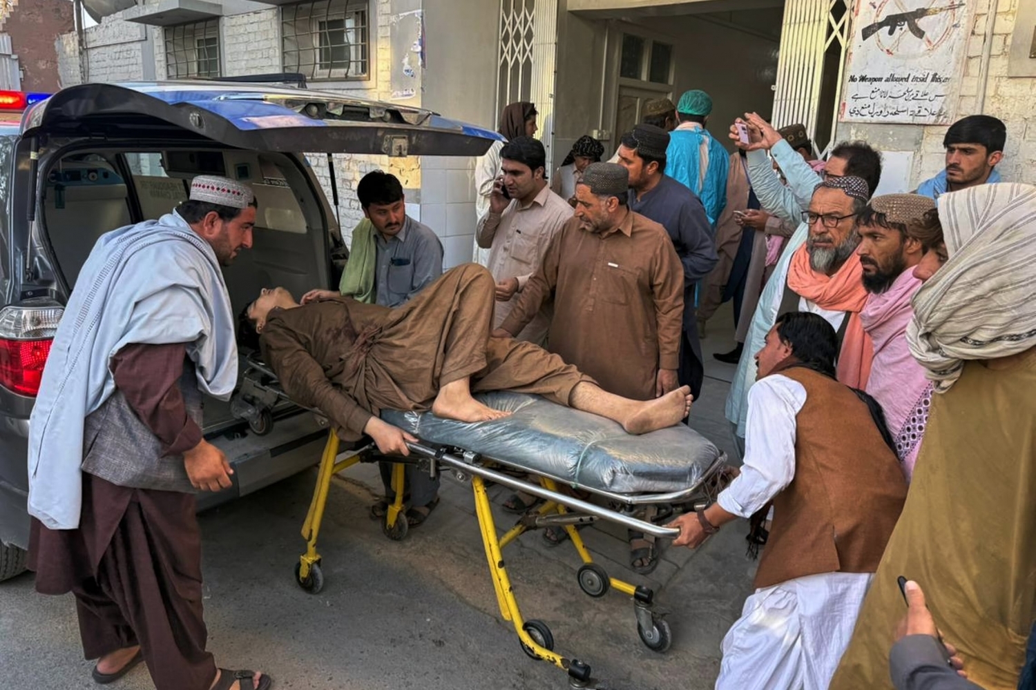 Pakistan and Afghanistan agree to a temporary ceasefire after days of deadly clashes