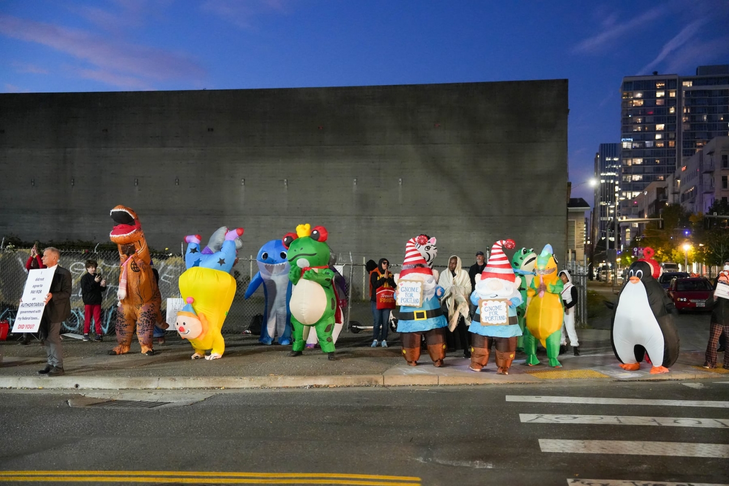 Oregon judge extends restraining orders on troops in Portland; the power of costumes: Get caught up