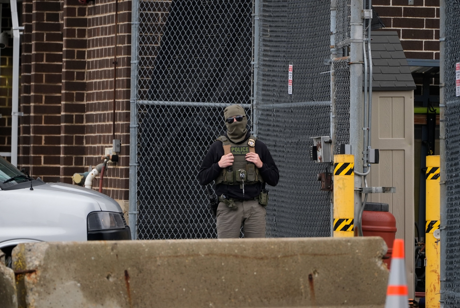 Federal immigration officers in Chicago area will be required to wear body cameras, judge says