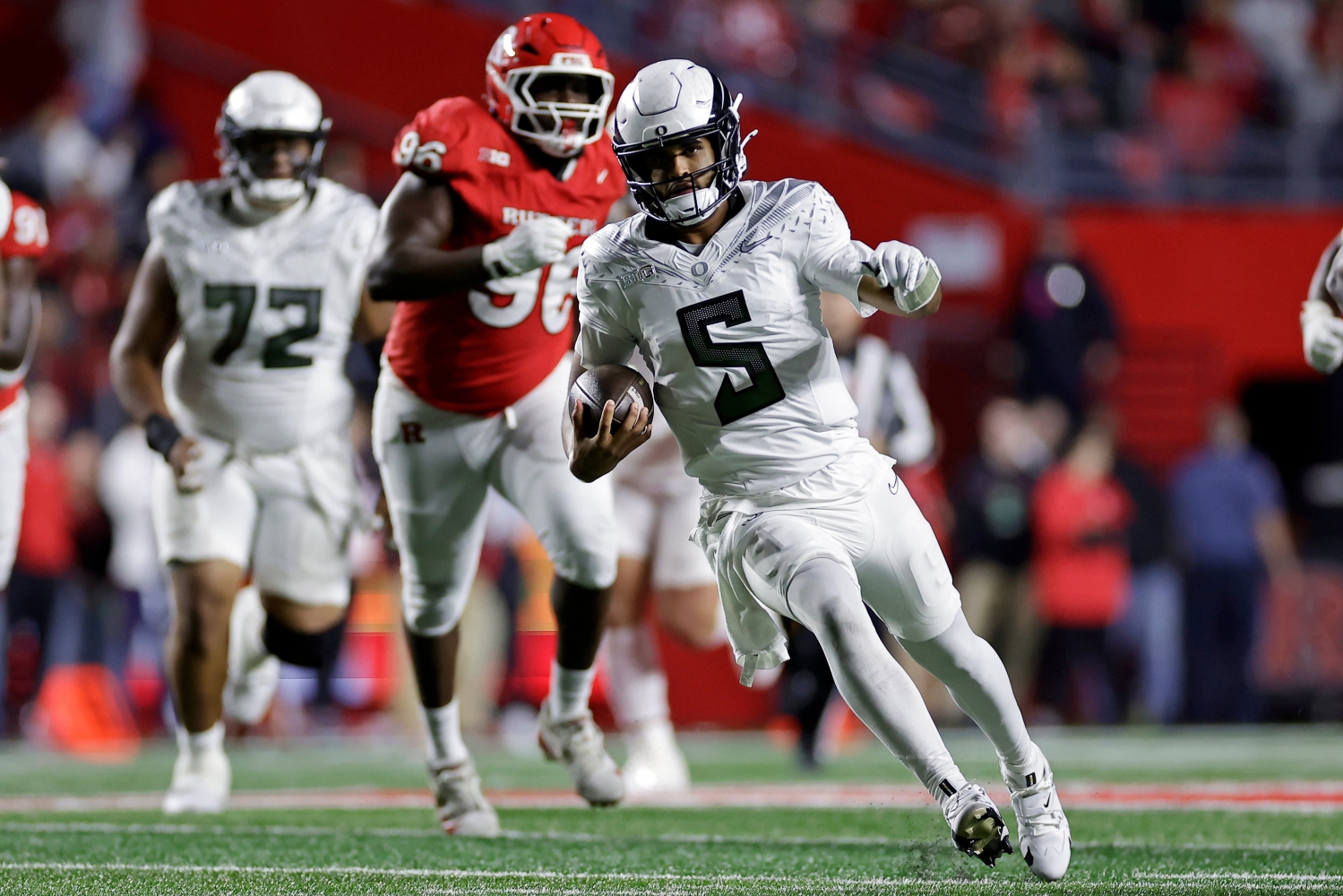 No. 8 Oregon follows first loss with 56-10 romp over Rutgers
