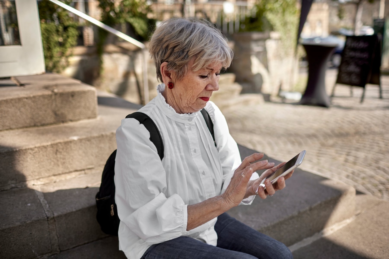 Dear Abby: Texts to my sister are meant for her eyes only. Why is her daughter replying?
