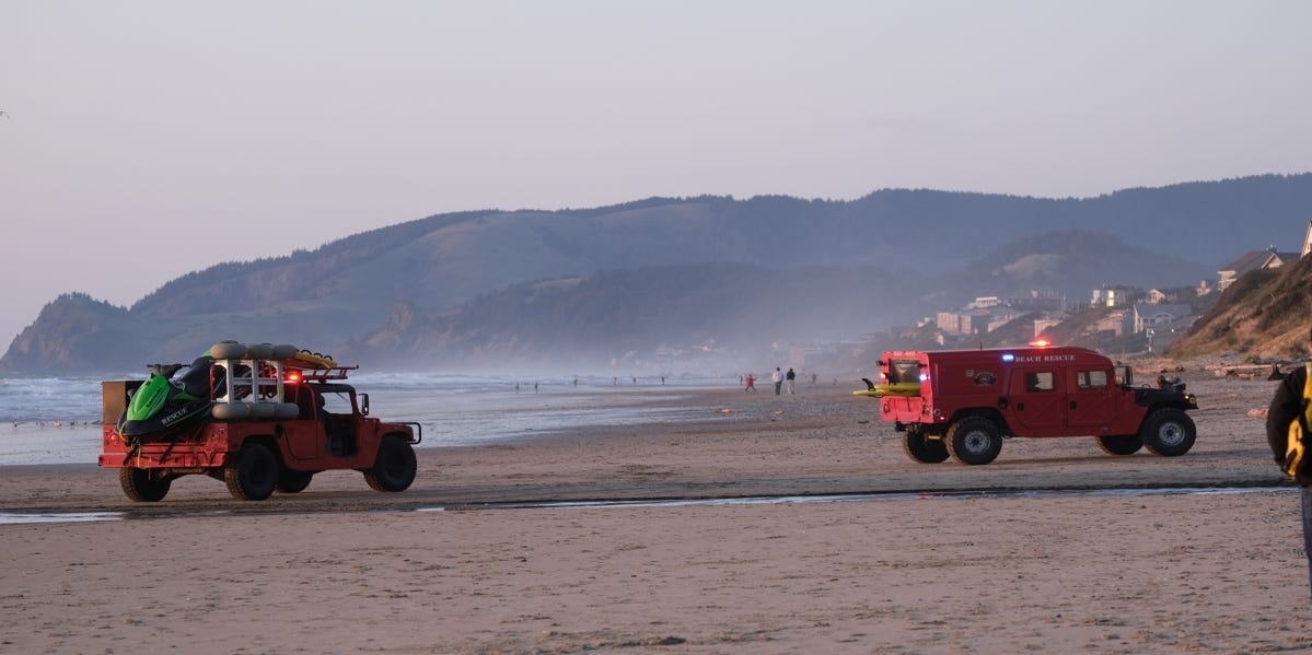 1 dead after being swept into Pacific Ocean by sneaker wave on Oregon Coast