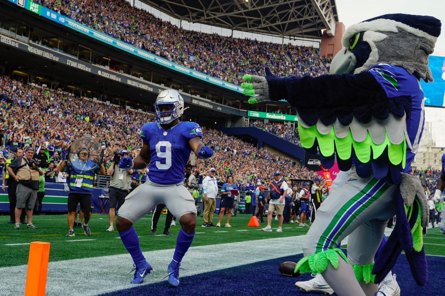 How to watch the Seahawks vs Texans MNF game tonight: TV, odds