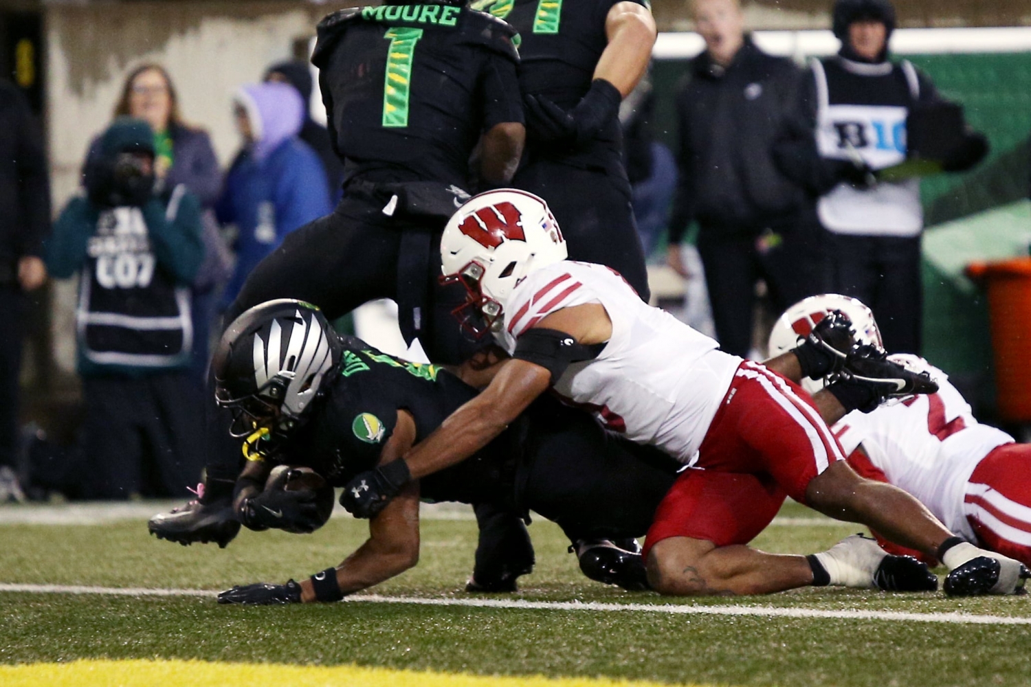 No. 6 Oregon survives lackluster performance with 21-7 win over Wisconsin